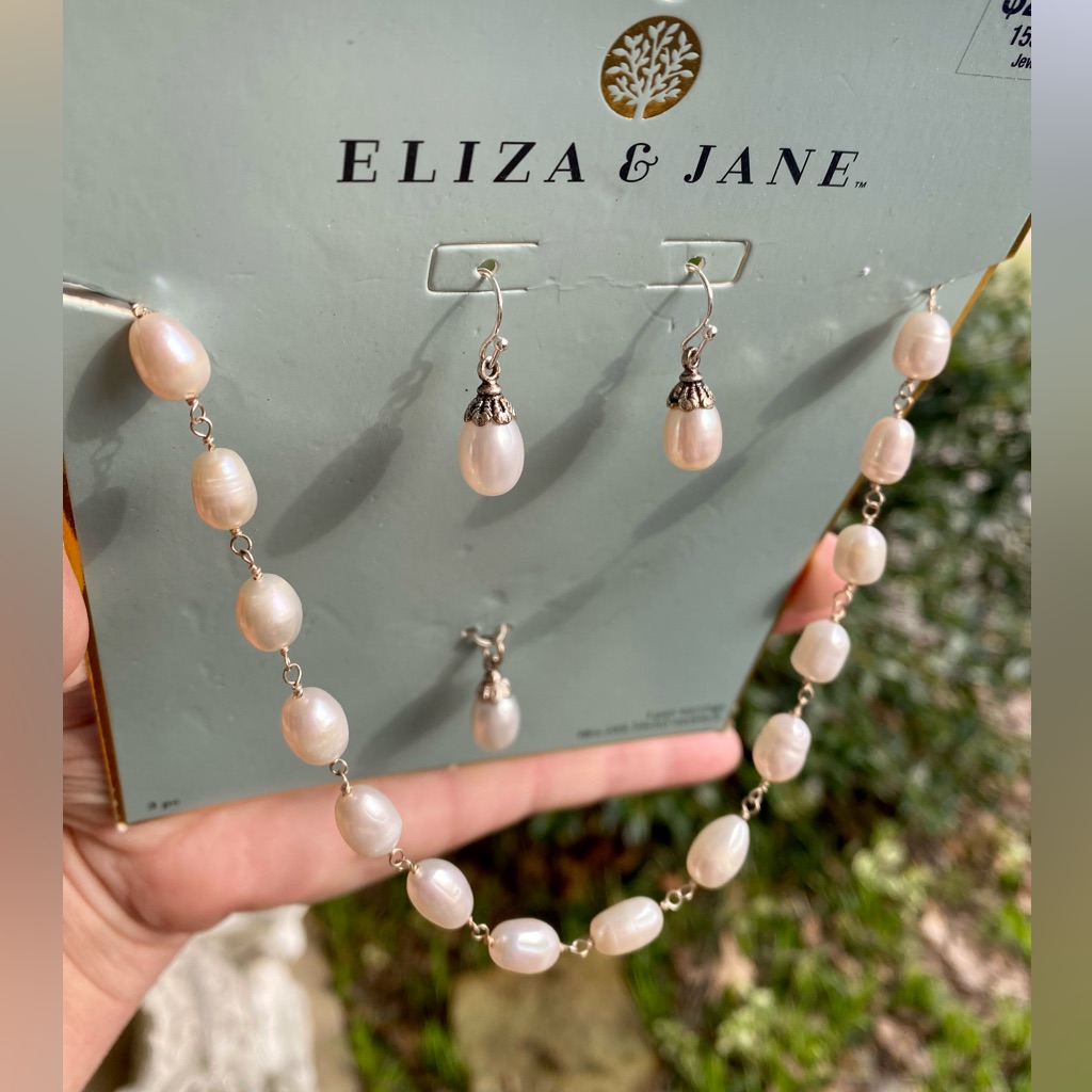 133. Nwt Eliza Jane Pearl Necklace, Earrings & Pendant Set.